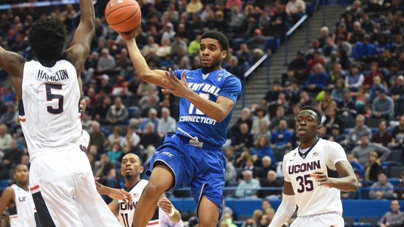 Men's Basketball Falls to UConn