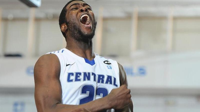 Men's Hoop Wins Second Straight, Tops SHU in Overtime