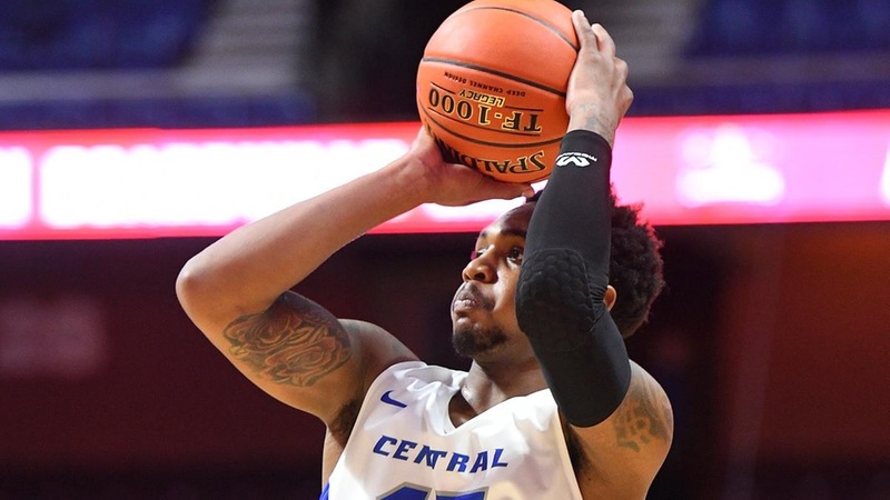 Men's Basketball Held Off by Robert Morris in Second Half