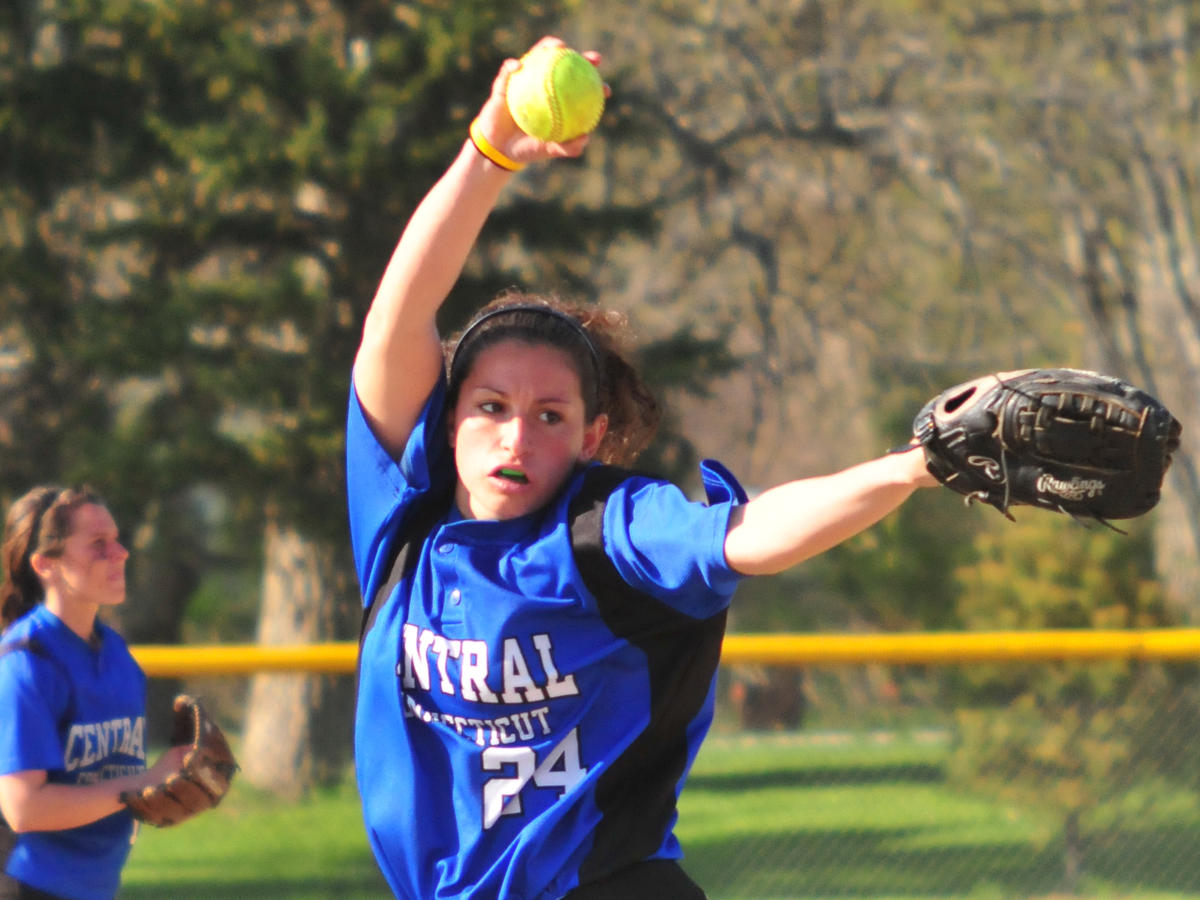 Softball Splits a Double Header at La Salle