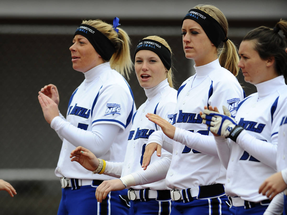 Softball Splits Doubleheader with Quinnipiac