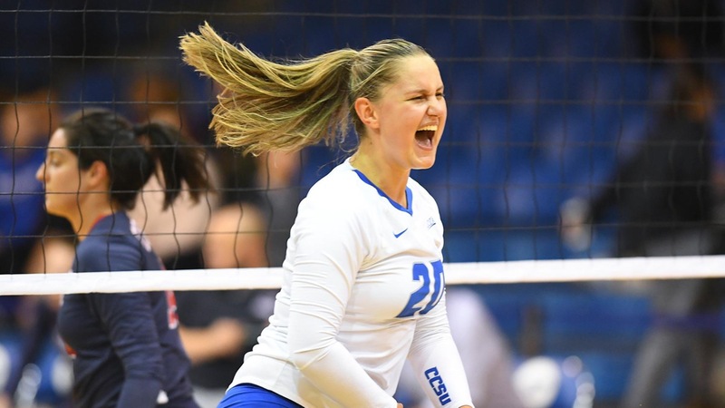 Volleyball Sweeps Saint Peter's to Open CCSU Invitational
